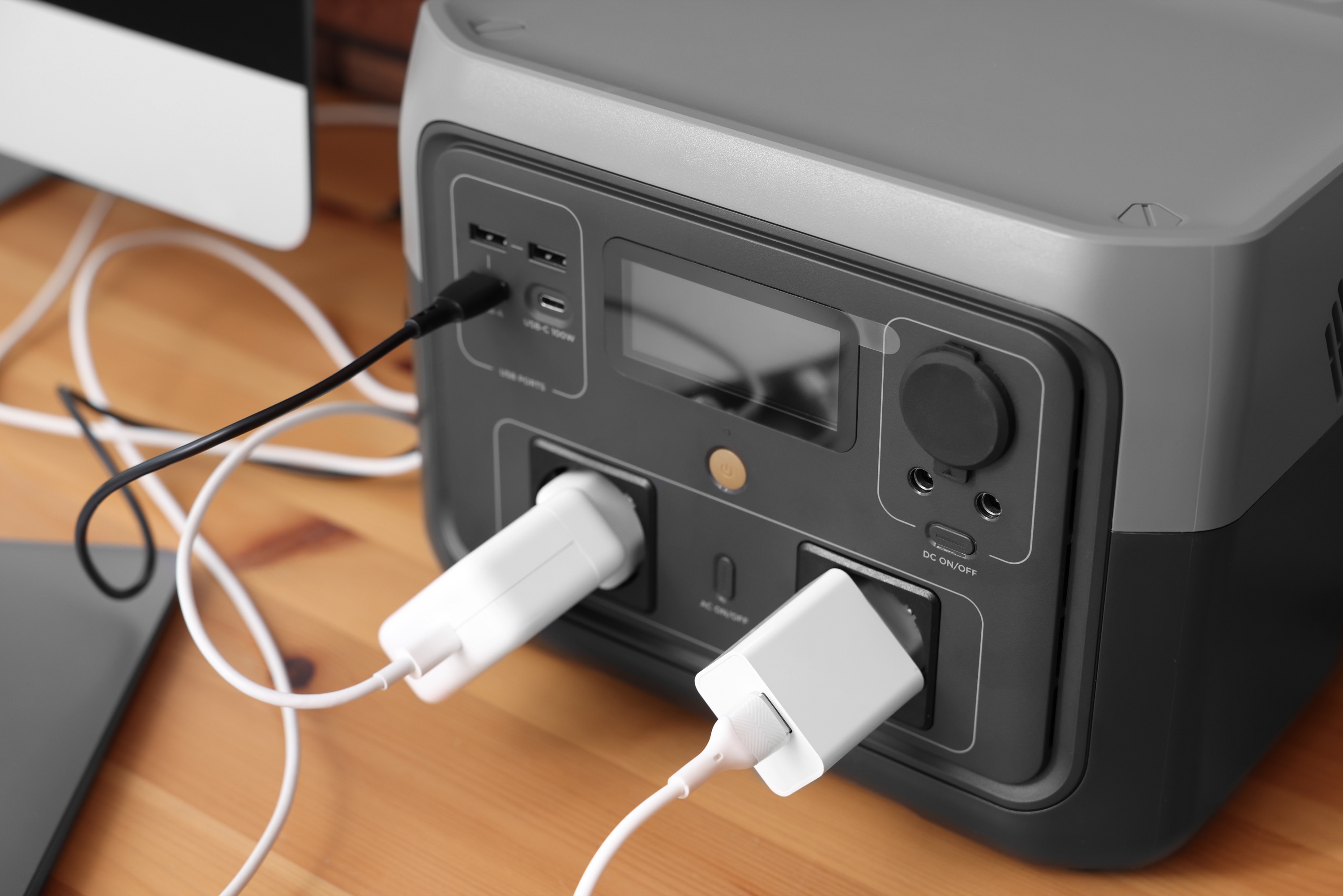 Station électrique portable avec plusieurs câbles de charge branchés