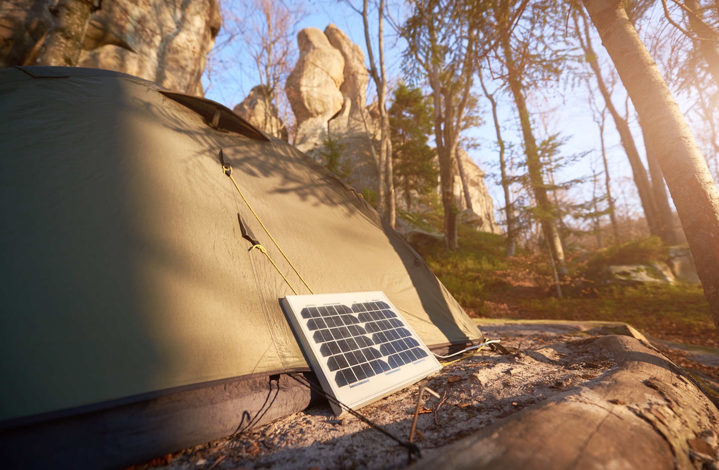 Panneau solaire portable près d’une tente