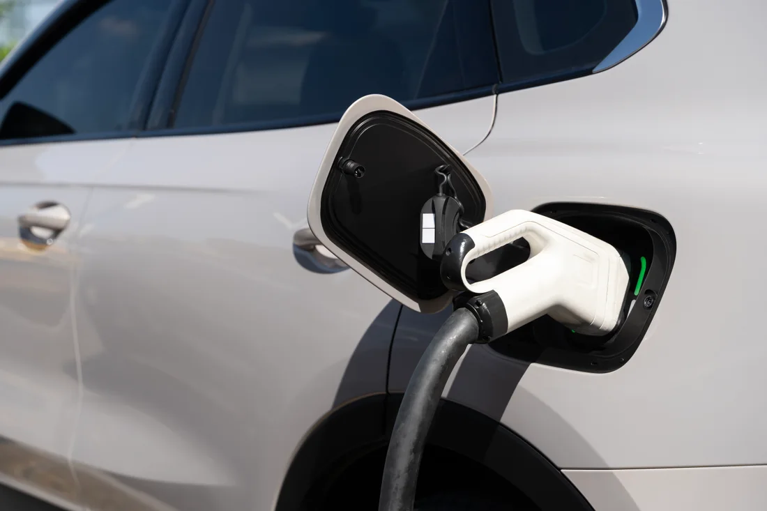 Een laadstekker bij een elektrische auto
